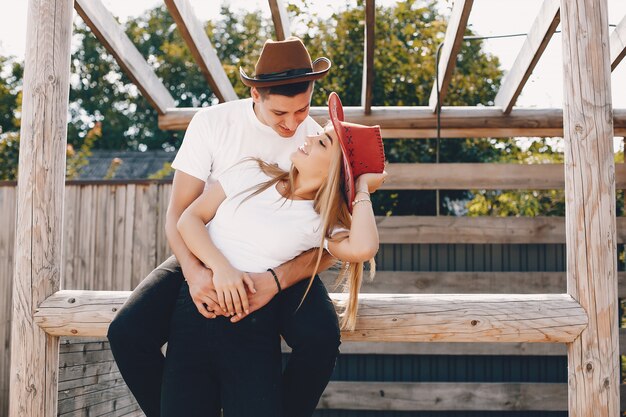 Beau couple passe du temps dans un parc d&#39;été