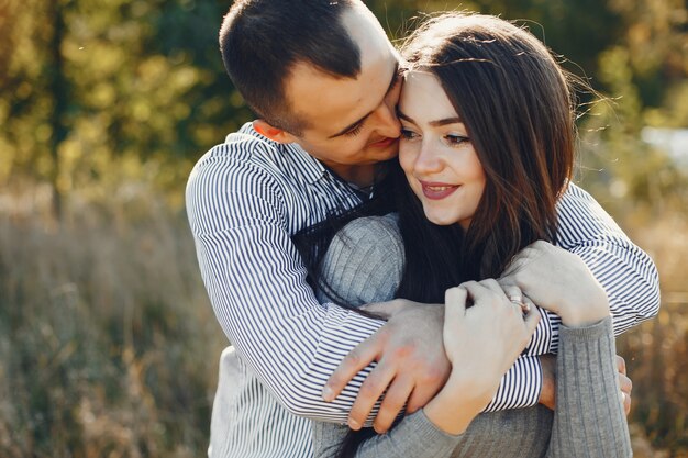 Beau couple passe du temps dans un parc d&#39;été