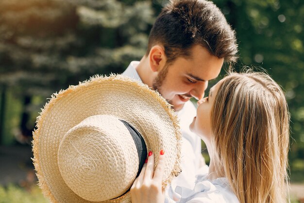 Beau couple passe du temps dans un parc d&#39;été