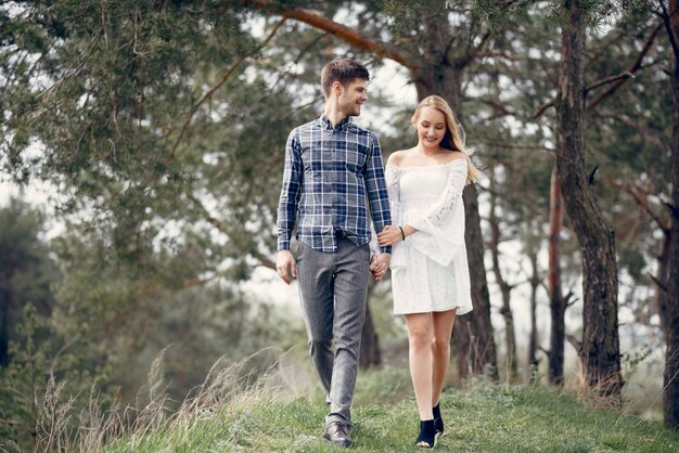 Beau couple passe du temps dans un parc d&#39;été