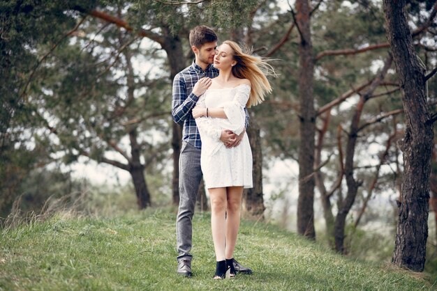 Beau couple passe du temps dans un parc d&#39;été