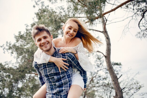 Beau couple passe du temps dans un parc d&#39;été