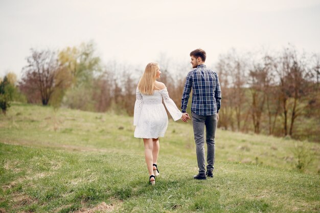 Beau couple passe du temps dans un parc d&#39;été