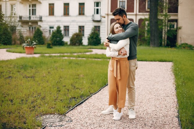 Beau couple passe du temps dans un parc d&#39;été