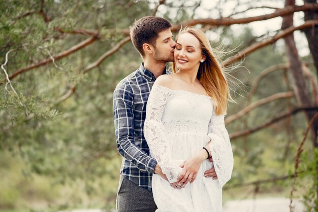 Beau couple passe du temps dans un parc d&#39;été