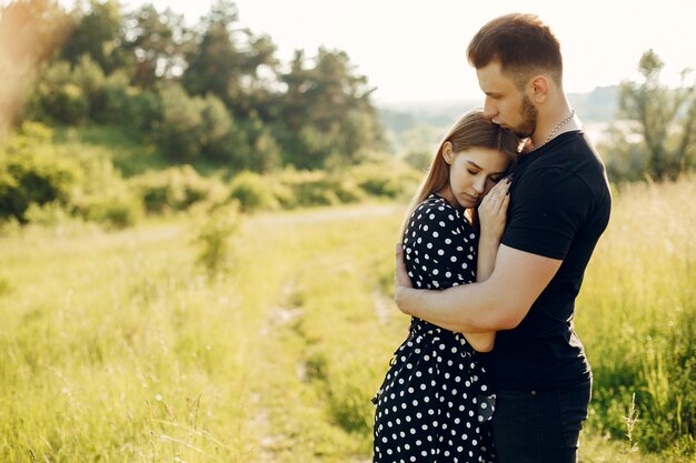 Beau couple passe du temps dans un parc d'été