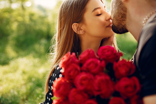 Photo gratuite beau couple passe du temps dans un parc d'été