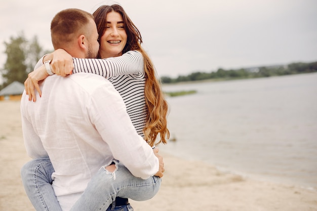 Beau couple passe du temps dans un parc d'été