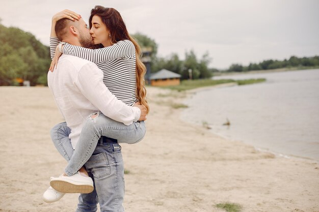 Beau couple passe du temps dans un parc d'été