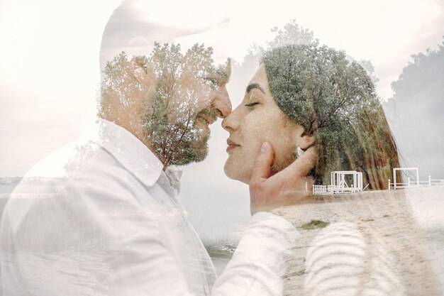 Beau couple passe du temps dans un parc d'été