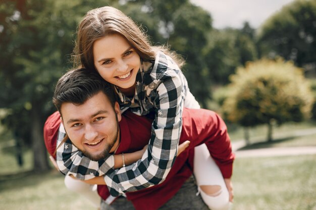 Beau couple passe du temps dans un parc d'été