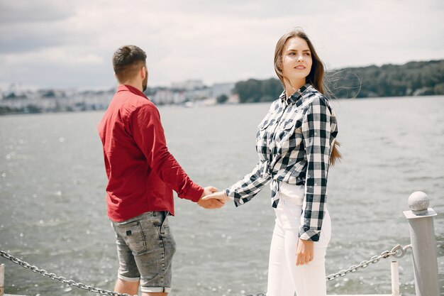 Beau couple passe du temps dans un parc d'été