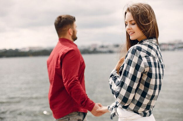 Beau couple passe du temps dans un parc d'été