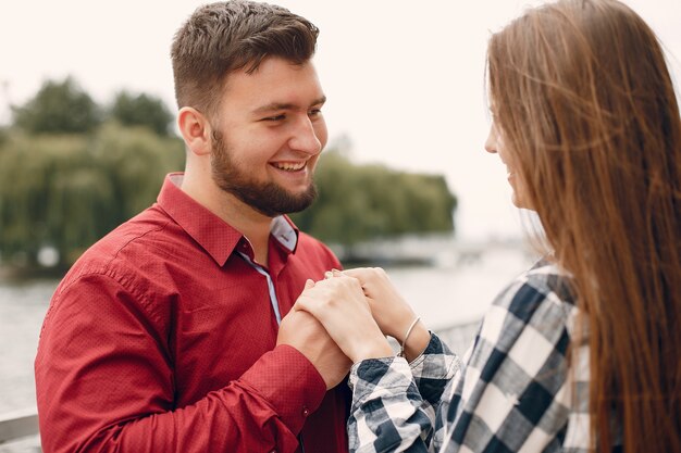 Beau couple passe du temps dans un parc d'été