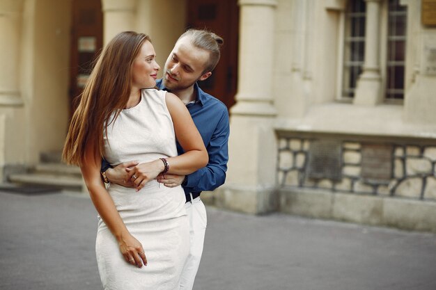 Beau couple passe du temps dans un parc d'été