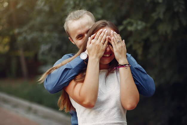 Beau couple passe du temps dans un parc d'été