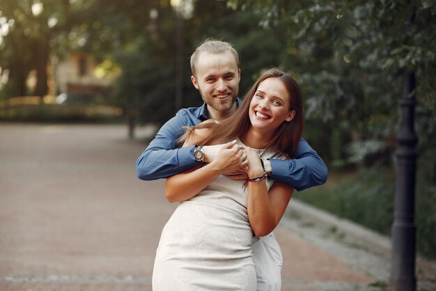 Beau couple passe du temps dans un parc d'été