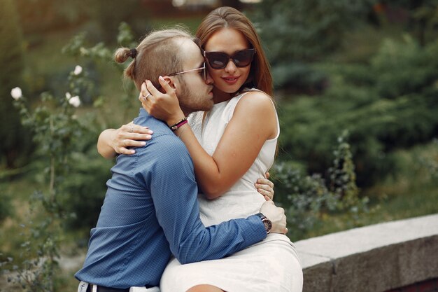 Beau couple passe du temps dans un parc d'été