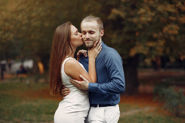 Beau couple passe du temps dans un parc d'été