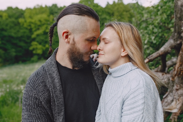 Beau couple passe du temps dans un parc d'été