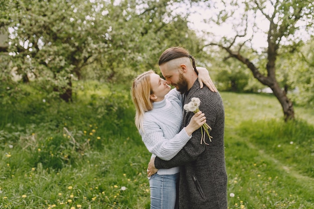 Beau couple passe du temps dans un parc d'été