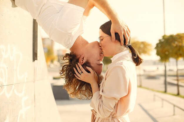 Beau couple passe du temps dans un parc d'été