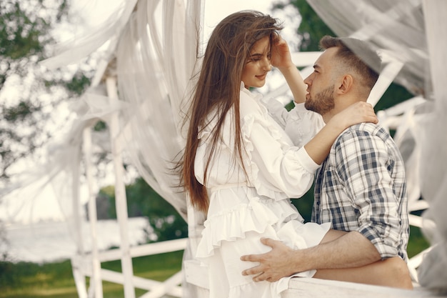 Beau couple passe du temps dans un parc d'été