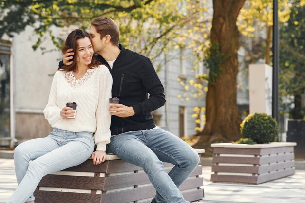 Beau couple passe du temps dans un parc de printemps