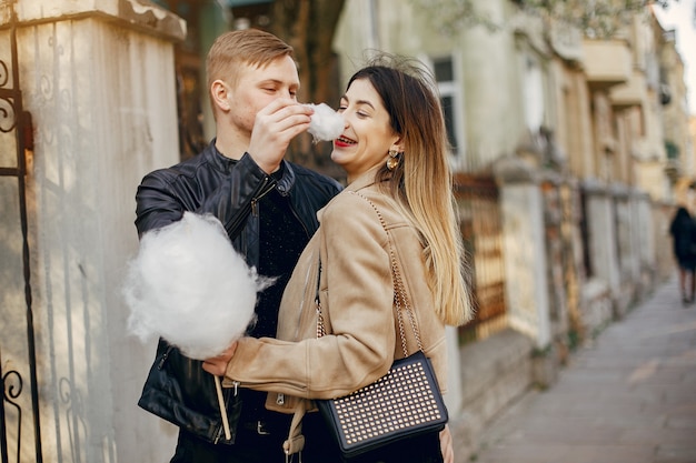 Beau couple passe du temps dans la rue