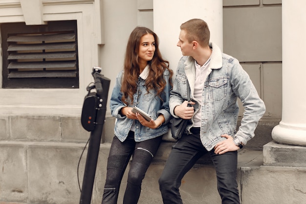 Beau couple passe du temps dans la rue