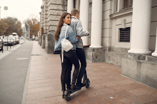 Beau couple passe du temps dans la rue