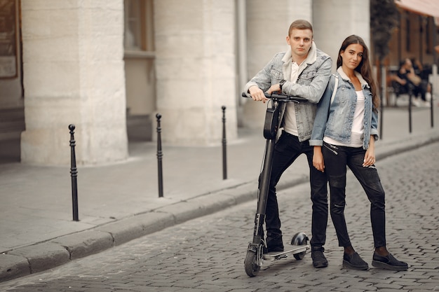 Beau couple passe du temps dans la rue