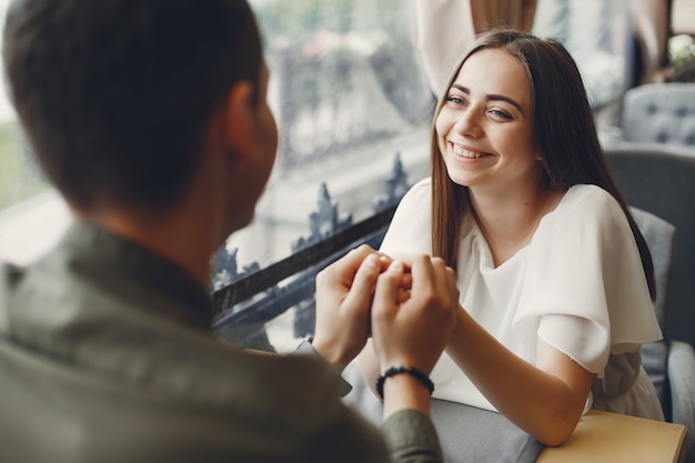 Beau couple passe du temps dans une ville d&#39;été