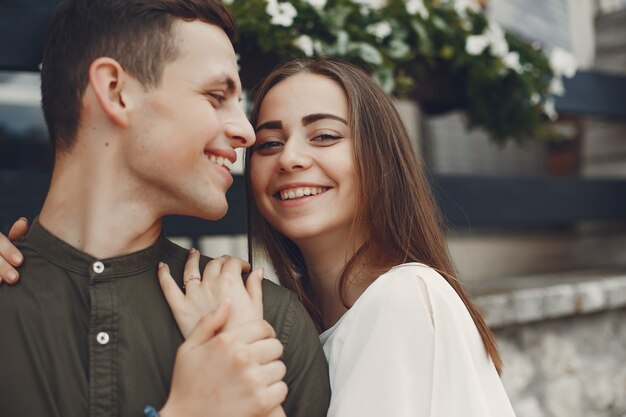 Beau couple passe du temps dans une ville d&#39;été