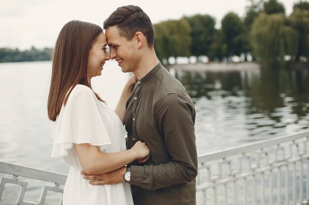 Beau couple passe du temps dans une ville d&#39;été