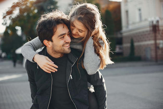 Beau couple passe du temps dans une ville d&#39;été