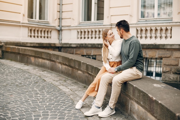 Beau couple passe du temps dans une ville d&#39;été