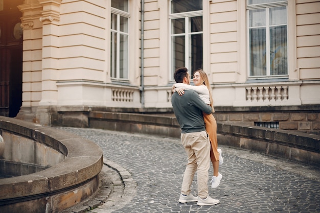 Photo gratuite beau couple passe du temps dans une ville d'été