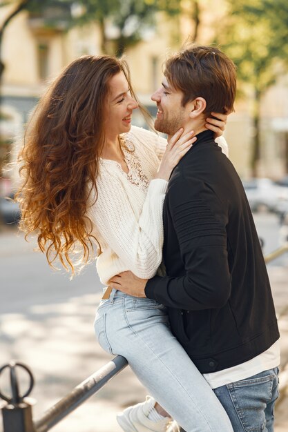 Beau couple passe du temps dans une ville de printemps