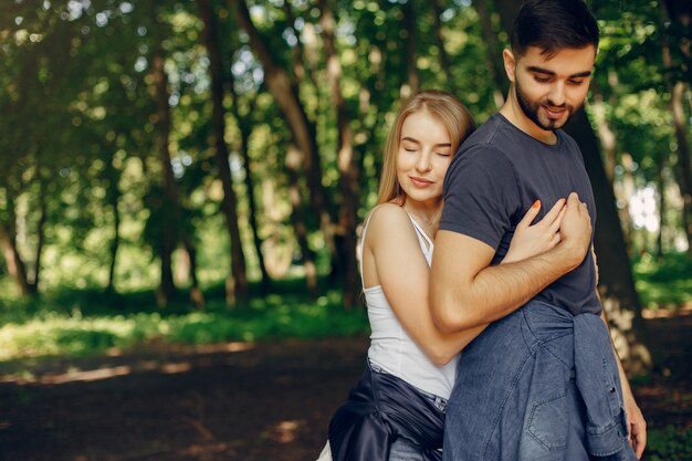 Beau couple passe du temps sur une forêt d'été