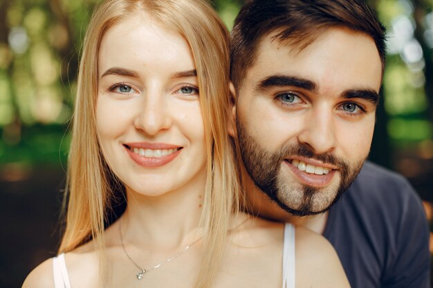 Beau couple passe du temps sur une forêt d'été