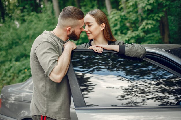 Beau couple passe du temps sur une forêt d'été