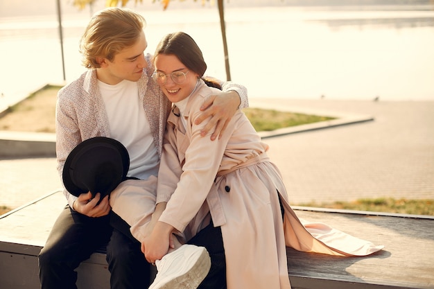 Beau couple passe du temps sur une forêt d'été