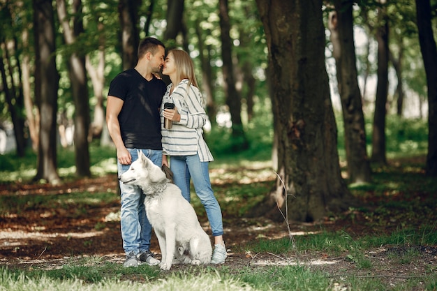 Beau couple passe du temps sur une forêt