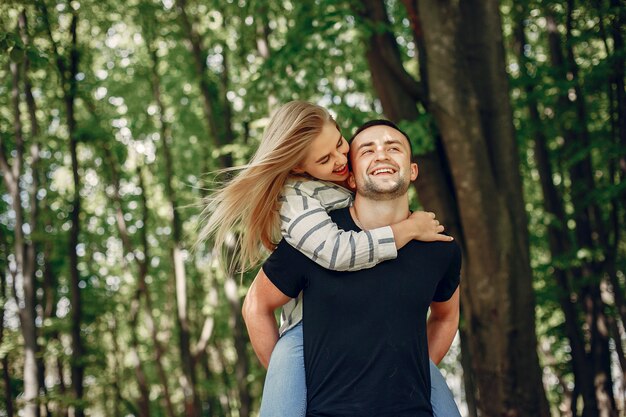 Beau couple passe du temps sur une forêt