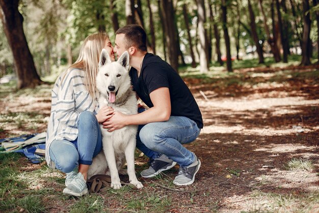 Beau couple passe du temps sur une forêt