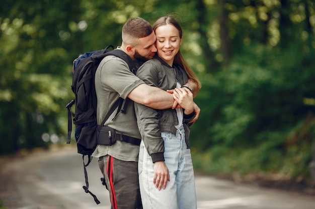 Beau couple passe du temps sur une forêt