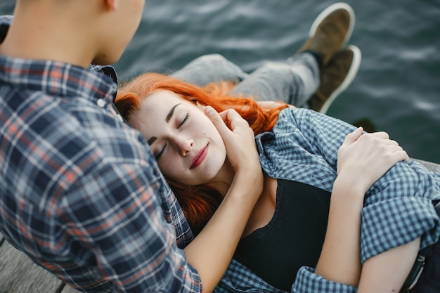 Photo gratuite beau couple passe du temps près d'une eau