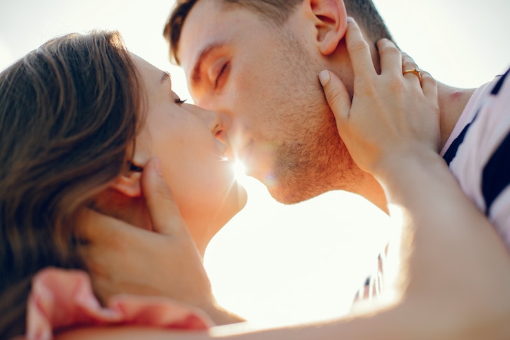 Photo gratuit beau couple passe du temps sur un terrain d'été
