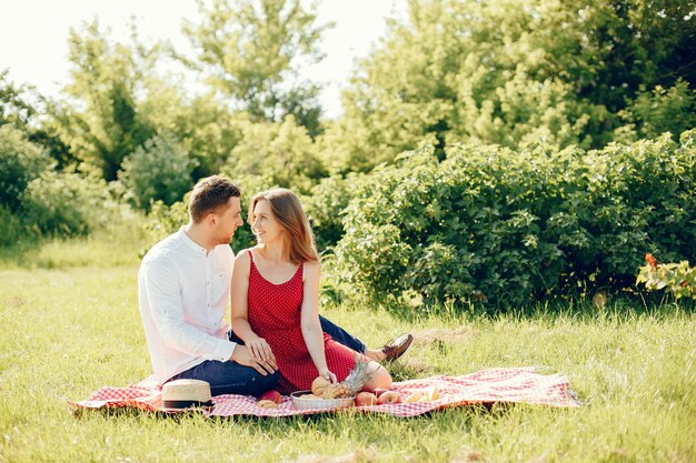 Beau couple passe du temps sur un terrain d'été